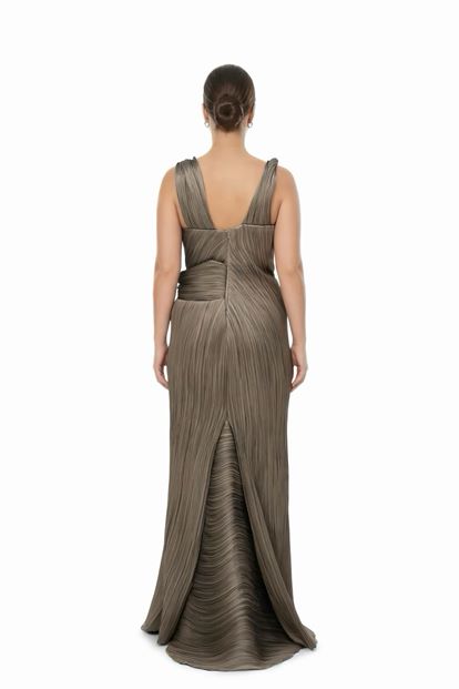 فستان سهرة من المنك بمقاسات كبيرة مع تفاصيل الكشكشة